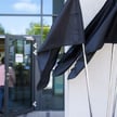 Czarne flagi przed Szpitalem Uniwersyteckim w Krakowie po śmierci lekarza Tomasza Soleckiego