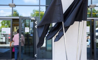 Czarne flagi przed Szpitalem Uniwersyteckim w Krakowie po śmierci lekarza Tomasza Soleckiego