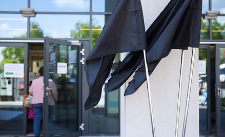 Czarne flagi przed Szpitalem Uniwersyteckim w Krakowie po śmierci lekarza Tomasza Soleckiego