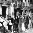 Powstanie Warszawskie 1944. Wypędzeni. Zdjęcie ze zbiorów Władysława Bartoszewskiego