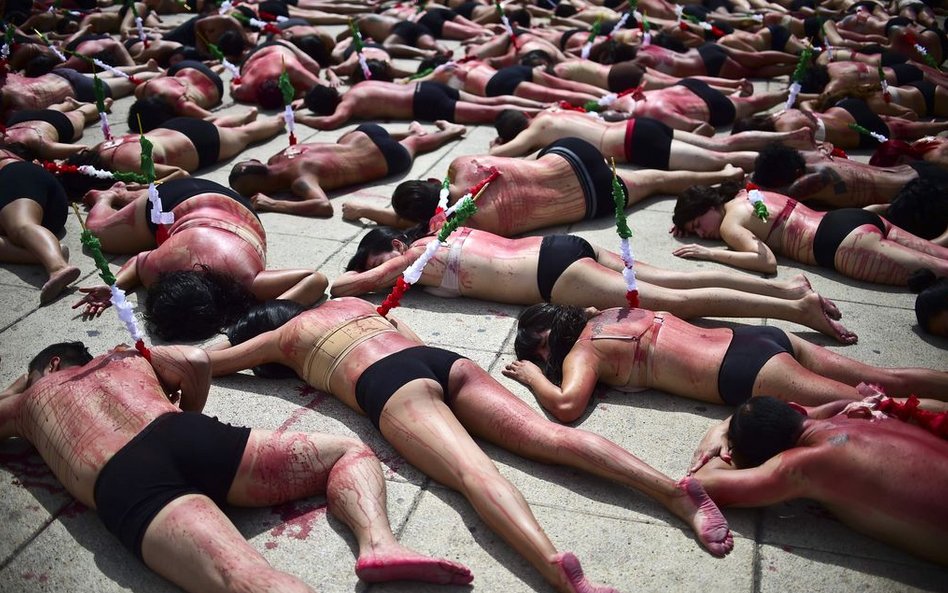 7 lutego, Meksyk. Protest organizacji AnimaNaturalis przeciwko walkom byków.