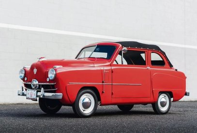 Kabriolet jest wyposażony w zwijany brezentowy dach.