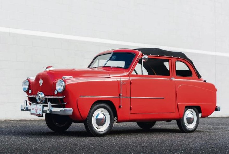 Kabriolet jest wyposażony w zwijany brezentowy dach.