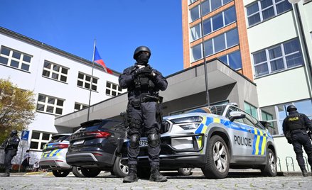 Policja przed sądem w Pardubicach, w którym przesłuchiwano podejrzanych o podpalenie fabryki
