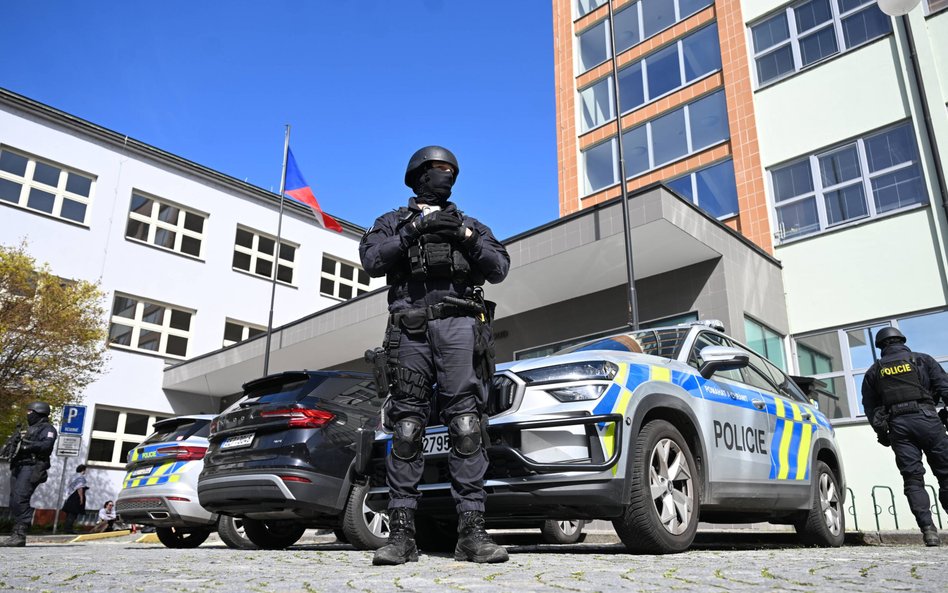 Policja przed sądem w Pardubicach, w którym przesłuchiwano podejrzanych o podpalenie fabryki