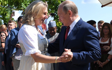 Prezydent Rosji Władimir Putin tańczył z austriacką minister spraw zagranicznych Karin Kneissl podcz