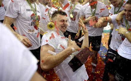 Z trofeum Krzysztof Ignaczak.