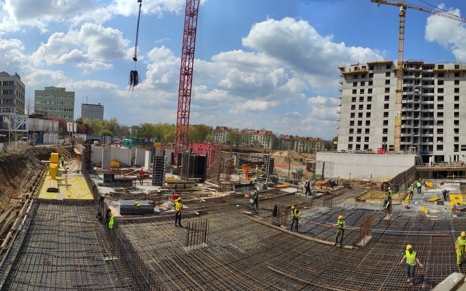 Na rynek pierwotny sprzedaży mieszkań zawitało jeśli nie hamowanie, to przynajmniej stabilizacja.