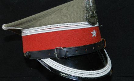 Aresztowano fałszywego pułkownika. Obiecywał pracę, otrzymywał odznaczenia