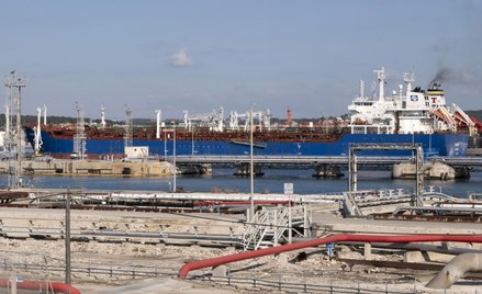 Uznani przewoźnicy morscy trzymają się obecnie z daleka od rosyjskiej ropy. W ich miejsce wkroczyły 