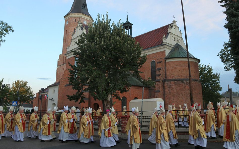 Kolejnych trzech biskupów zakażonych. Razem już siedmiu