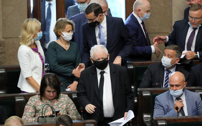 W cieniu "Lex-TVN": Sejm podwyższa wynagrodzenia polityków