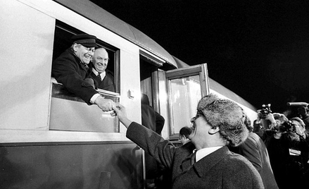 Helmut Schmidt żegna się z Erichem Hoeneckerem na dworcu w Gustrow (NRD), 13 grudnia 1981 r.