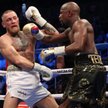 Floyd Mayweather (z prawej) walczył z Conorem McGregorem zaskakująco długo.