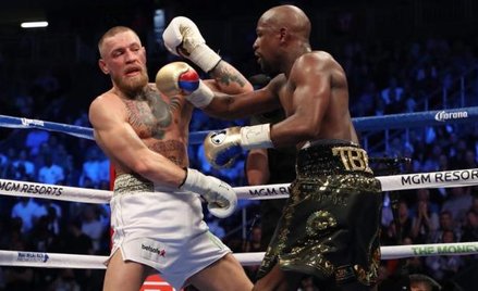 Floyd Mayweather (z prawej) walczył z Conorem McGregorem zaskakująco długo.