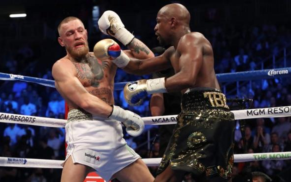 Floyd Mayweather (z prawej) walczył z Conorem McGregorem zaskakująco długo.