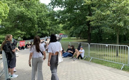 Fani oczekujący w kolejkach przed PGE Narodowym