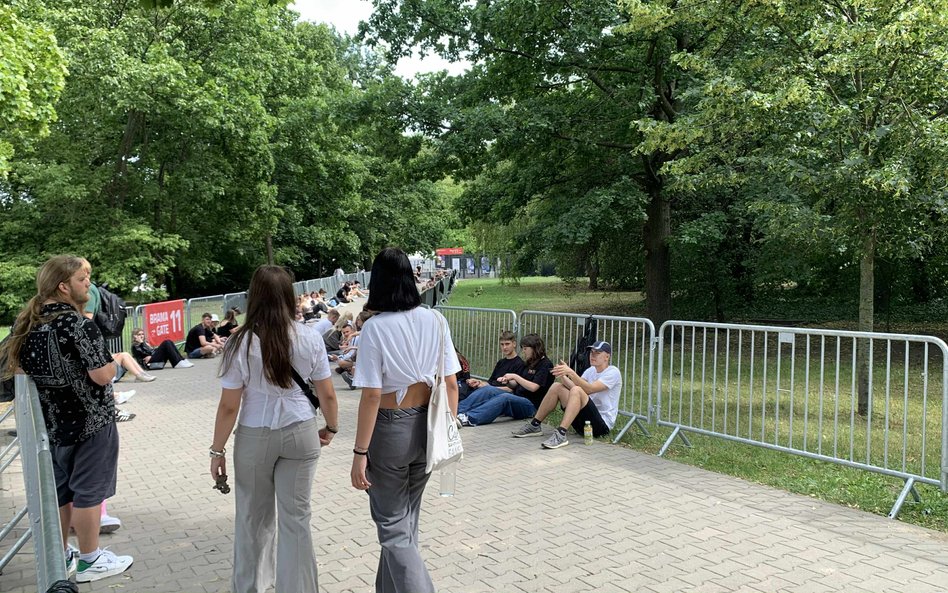 Fani oczekujący w kolejkach przed PGE Narodowym