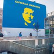 Chwała Ukrainie, ale jak długo? Mural z wizerunkiem Wołodymyra Zełenskiego na ścianie kamienicy przy