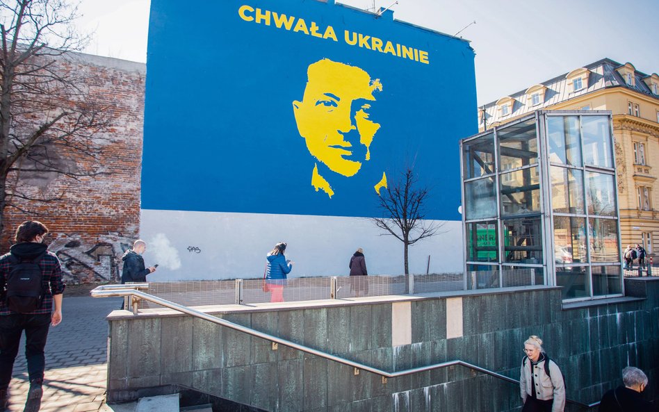 Chwała Ukrainie, ale jak długo? Mural z wizerunkiem Wołodymyra Zełenskiego na ścianie kamienicy przy