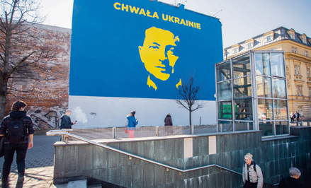 Chwała Ukrainie, ale jak długo? Mural z wizerunkiem Wołodymyra Zełenskiego na ścianie kamienicy przy