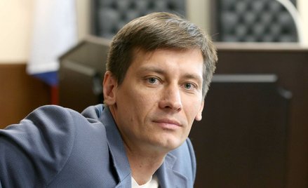 Krytyk Kremla wyjeżdża z Rosji. "To nie jest porażka"