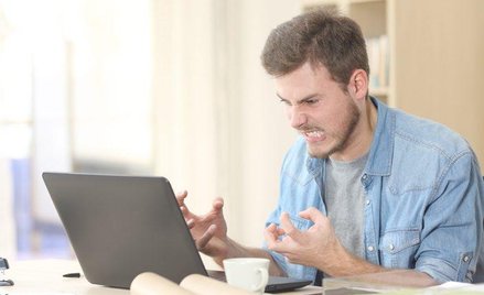 Agresja w internecie może wynikać z ubogości komunikatów
