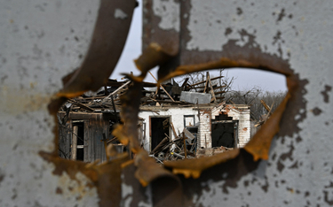 Zniszczony w wyniku działań wojennych dom w położonej niedaleko granicy z Rosją miejscowości Wełyka 