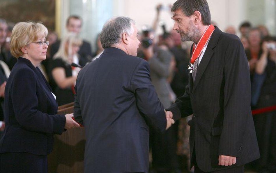 Odznaczenie z rąk prezydenta przyjmuje Przemysław Cieślak