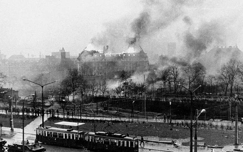 Uczestnicy gry miejskiej, do udziału w której zaprasza chętnych w sobotę Dom Spotkań z Historią, odk