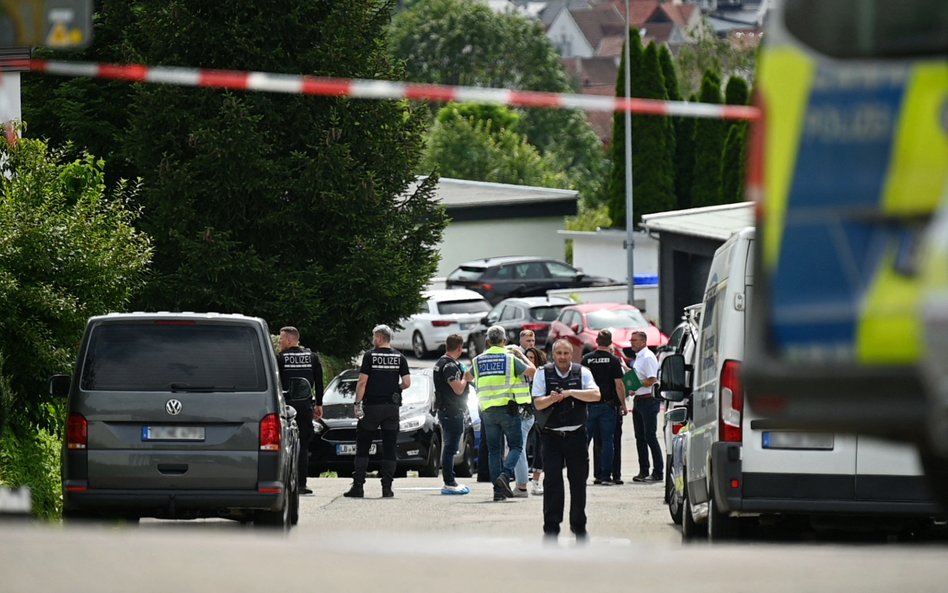 Policja na miejscu strzelaniny w Lautlingen