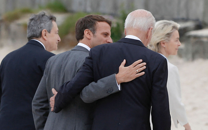 Emmanuel Macron i Joe Biden jeszcze w zażyłych stosunkach. Szczyt G7 w Kornwalii, 11 czerwca 2021 r.