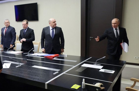 Od lewej: Siergiej Szojgu, Dmitrij Miedwiediew, Michaił Miszustin i Władimir Putin na posiedzeniu ro