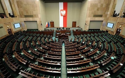 Morawiecki mówi o przesunięciu wyborów, w Sejmie liczą szable
