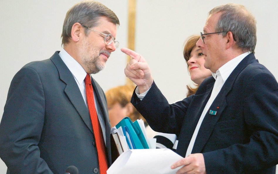 Przewodniczący komisji ds. afery Rywina, poseł Unii Pracy prof. Tomasz Nałęcz i redaktor naczelny „G