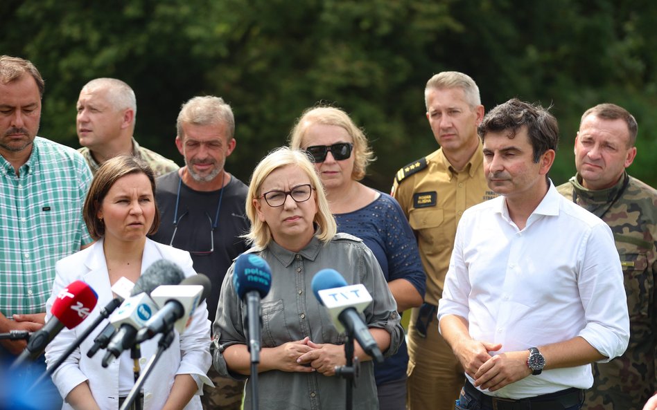 Minister klimatu Paulina Hennig-Kloska (w środku) zapowiedziała, że dozowanie nadtlenku wodoru do Kł