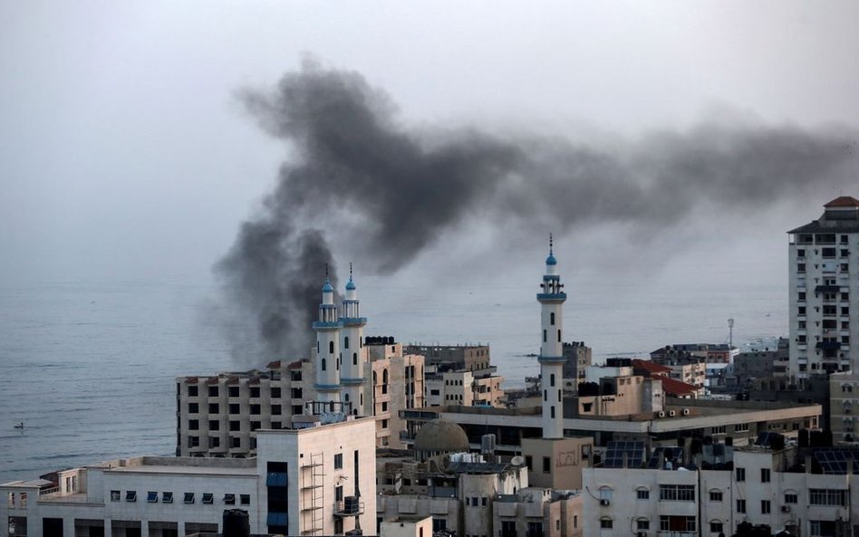 Dym nad miastem Gaza po ataku Izraela