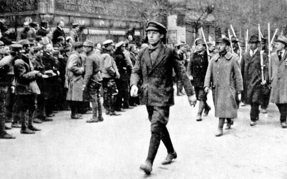 Formowanie ochotniczych oddziałów Armii Czerwonej na Węgrzech: zrezygnowano wówczas ze stopni i dyst