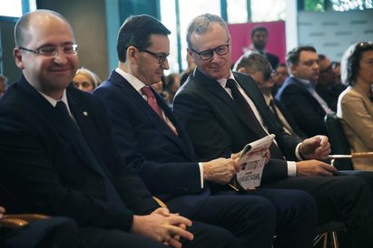 Mateusz Morawiecki, premier RP, przegląda specjalne kongresowe wydanie „Rzeczpospolitej”.
