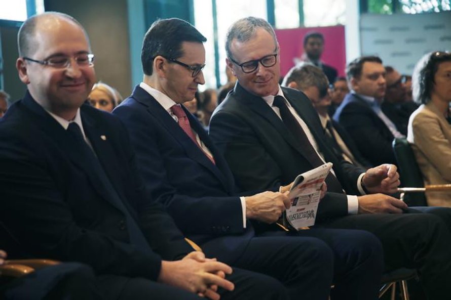 Mateusz Morawiecki, premier RP, przegląda specjalne kongresowe wydanie „Rzeczpospolitej”.