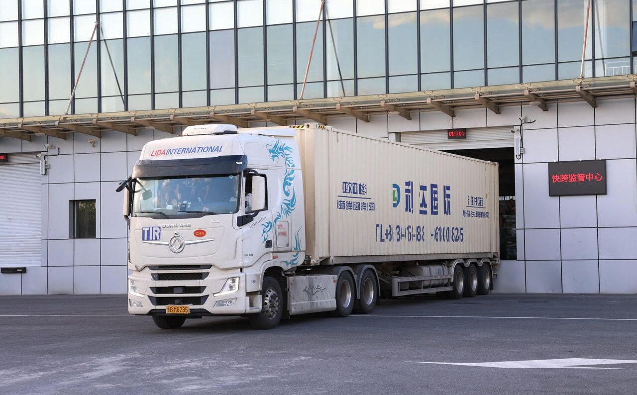 Chińskie ciężarówki na trasach do Azji i Europy