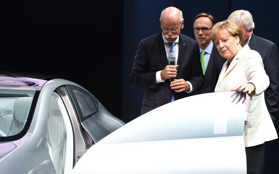 Prezes Daimlera Dieter Zetsche i kanclerz Niemiec Angela Merkel