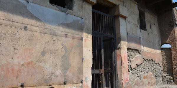 Wandal w Pompejach. Kazachski turysta zniszczył mur Domu Ceii