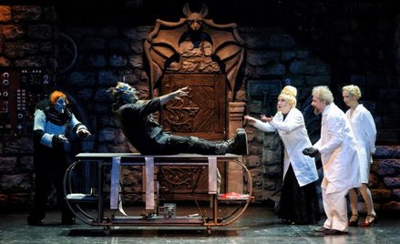 Potwór ożywa po operacji – to jedna z kluczowych scen chorzowskiego musicalu