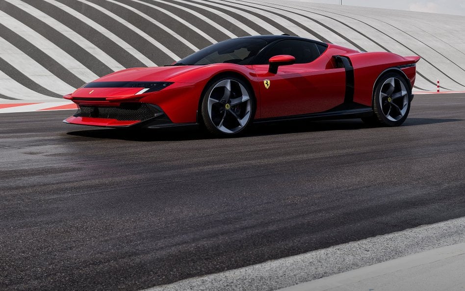 Łączna moc tego układu napędowego wynosi 1050 KM, co czyni go najmocniejszym seryjnym Ferrari w hist