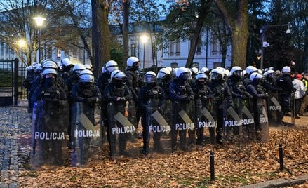 Policja przed budynkiem Trybunału Konstytucyjnego