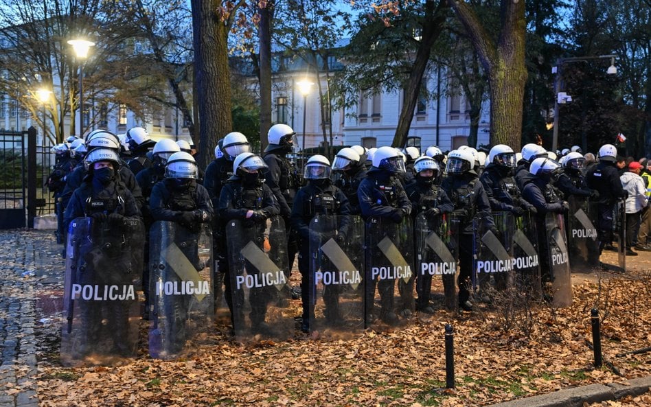 Policja przed budynkiem Trybunału Konstytucyjnego