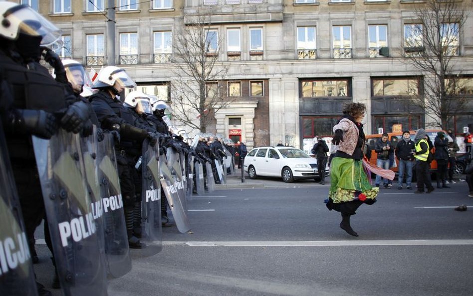 Policja przy blokadzie antyfaszystów na jednym z Marszów Niepodległości