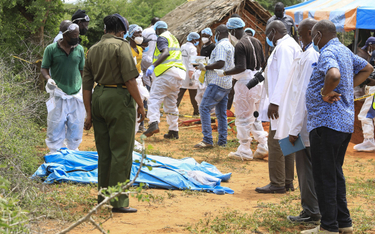 Kenijscy detektywi i eksperci ds. kryminalistyki badają ekshumowane ciała