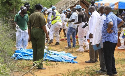 Kenijscy detektywi i eksperci ds. kryminalistyki badają ekshumowane ciała